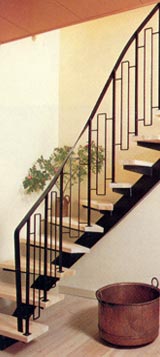 Design kvartsving-trappe: Center-vange og gelænder sortlakeret, massiv lys ask trappetrin.