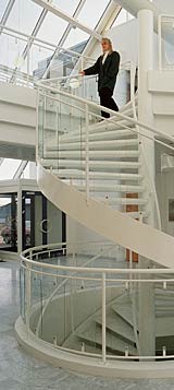 Design spindeltrappe, ekstra bredde, pulverlakeret satin-hvid, -rr hndliste, Gelnder vrn i buet sikkerhedsglas.