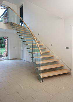 Design-trappe m. trappetrin, ophængt i selve glas gelænderværnet.