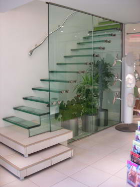 Design-trappe m. trappetrin i hrdet glas, ophngt i selve glas gelnder-vggen.