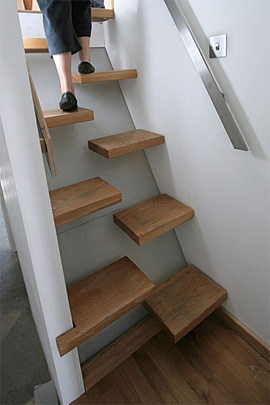 lternativ Design-trappe opbygget af forskudte halv-sidede tr trappetrin.