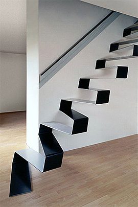 Design-trappe m. trappetrin fremstillet i 10 mm stålplade skåret og bukket i facon, pulverlakeret.