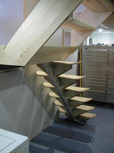 Kvartsving-trappe med nederste del af trappe med trætrin i skateboard facon.