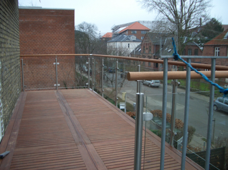 Stlaltan, Terrassebrdder hrdttr gulv, Crosinox trgelnder/hndliste, stl rkvrk/balustre m. glasvrn - Personsikkerhedsglas.