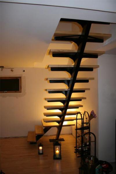 Opsadlet Kvartsvings-trappe Ståltrappe Sort-lakeret vange,trin i ask limtræ