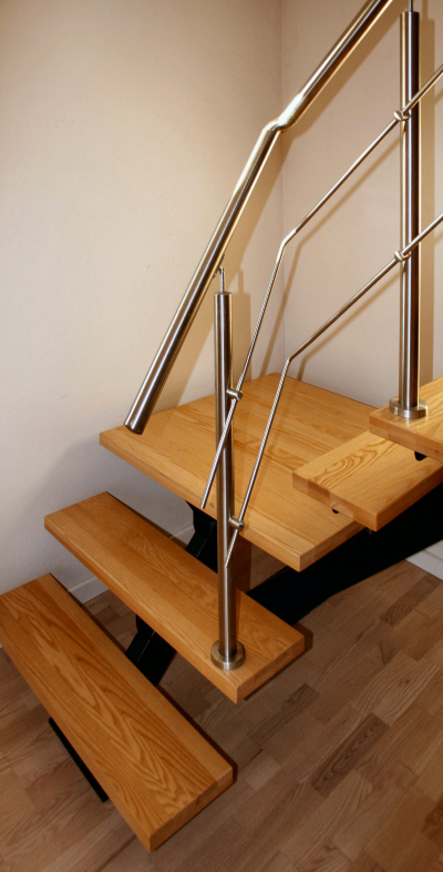 Indendrs opsadlet trappe med design gelnder + hndliste af rustfrit stl