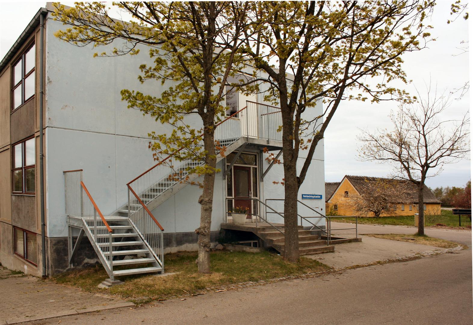 Kvartsvingstrappe: Kvartsving stltrappe med repos og trappetrin af hul-pladetrin type msi-O2-AC og hndliste i mahogni oval.