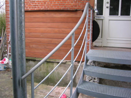 Gel�nder r�kv�rk af galv. st�l, h�ndliste belagt m. gr� plast.