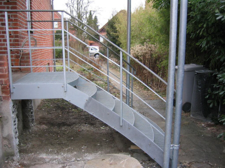St�l Trappe: Gel�nder r�kv�rk af galv. st�l, h�ndliste belagt m. gr� plast.