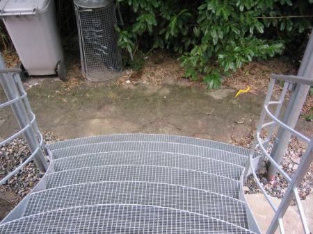 Galvaniseret St�l Trappe m. repos af gitterrist, m. faconsk�ret trin af finmasket gitterrist.