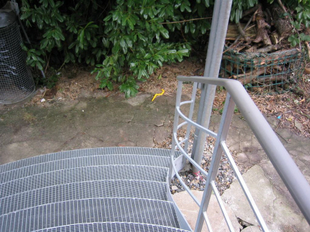 Galvaniseret St�l Trappe m. repos af gitterrist, m. faconsk�ret trin af finmasket gitterrist.