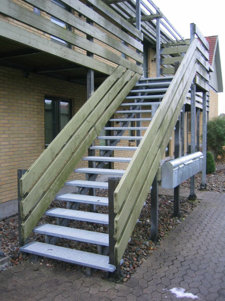 LigelbsTrapper Trtrin udskiftet med standard galvaniserede stl pladetrin