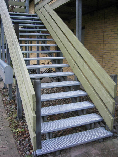 Udskiftning af regnglatte tr� trappetrin med standard pladetrin, galvaniserede st�l-pladetrin m. opkravede dr�n-huller, p� eksisterende trappevanger foretages efter opm�ling af eksisterende trapper. Standard pladetrin tilpasses derefter til eksisterende trin-b�ringer, samt tilpasses vha. udsk�ringer til eks. stolper og balustre.