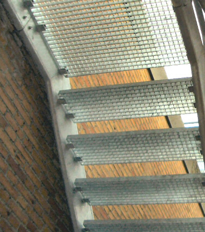 Ligel�bstrappe,Halvsving Trappe m repos, varmt-galvaniseret med trappetrin og repos af st�l-gitterriste.