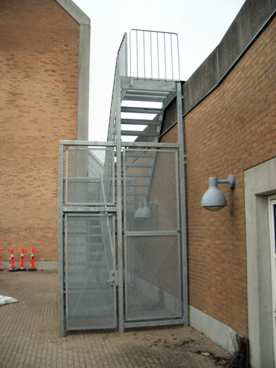 Industri Tag-adgangs-trappe, afl�selig. Ligel�bstrappe,Udend�rs,Halvsving Trappe m repos, galvaniseret st�lbur i str�kmetal m. afl�selig st�ld�r.