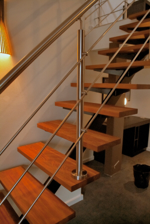 STLTRAPPER: Indendrs ny Ligelbs-StlTrappe,Stltrappevange pulverlakeret sort RAL, Stltrappe trin af Jatoba hrdttr, Stltrappe Gelnder, rkvrk, vrn Crosinox rustfrit stl.