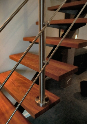 STLTRAPPER: Indendrs ny Trappe Opsadlet: Stltrappe trin af Jatoba hrdttr, Baluster, vrn i Crosinox rustfrit stl.