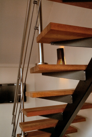 STLTRAPPER: ny Trappe Opsadlet: Indendrs LigelbsTrappe, Stltrappevange pulverlakeret sort RAL, Stltrappe trin af Jatoba hrdttr.