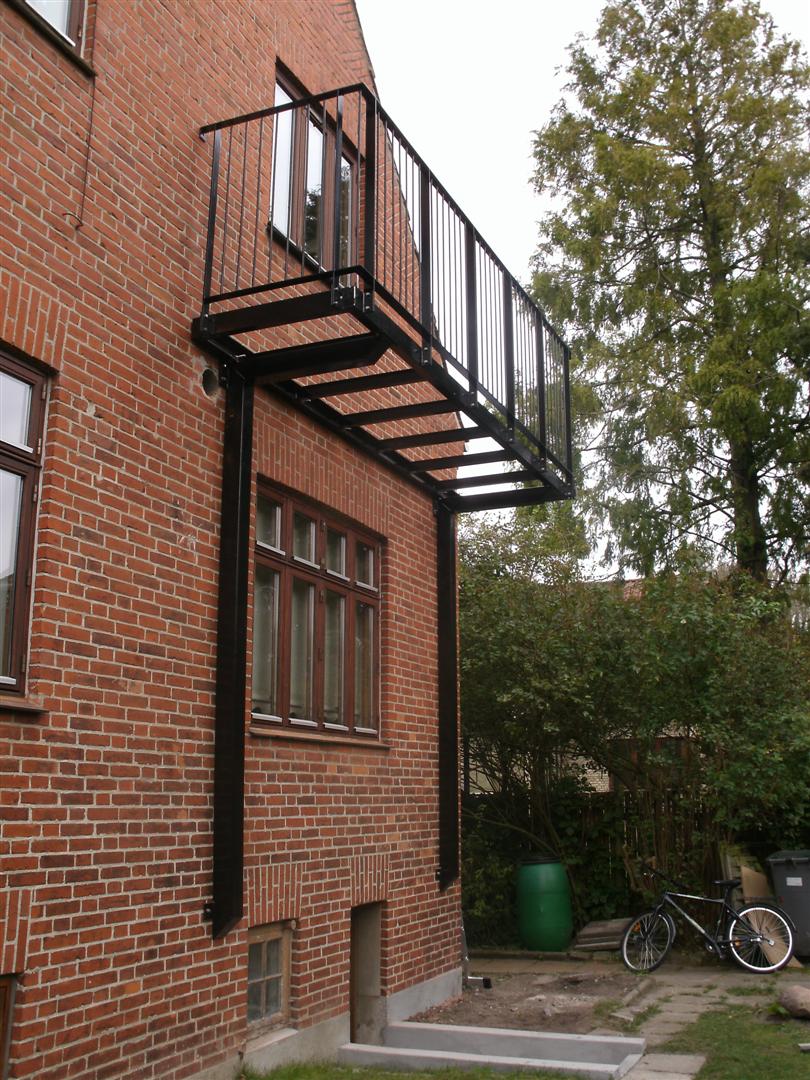 Trappe altan:stål altan med spindeltrappe galv.,sort malet,trappe ... Altan opbygning