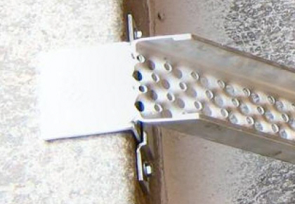 Flytbare Alu trappeskinner fremstilles til netop din trappe. Ud-fra enten vor eller din egen opmåling. Den aftagelige løsning er meget sikker og giver med de smalle skinner rigelig gang, trække, skubbe-plads midt på trappen. De meget lette aluskinner fjernes nemt. Et par alu-TRAPPE SKINNER vejer som en - to Ltr. mælk ! Barnevogns trappe alu skinner kan også fastmonteres og samtidig anvendes som Cykel trappe alu skinner, el. en skinne, kan også fastmonteres i trappe-side. Mulighed for at hægte skinnerne på og af, er ikke standard men skal fremstilles. Der fastgøres, 2 stk. skinne-holdere i barnevogns-hjul-aksel bredde, med ialt 4 skruer, bolte, på øverste trappetrin, af sten el. beton, hvori de meget lette aluskinner kan hægtes fast. 
