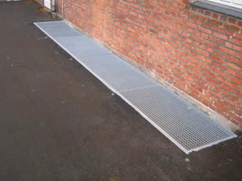 Riste der pga. lyskasseristen`s bne gitter struktur, tillader dagslys at passere til klderrum. Samtidig fungerer lyskasseriste som sikkerhedsriste, i f.eks fortov. 
