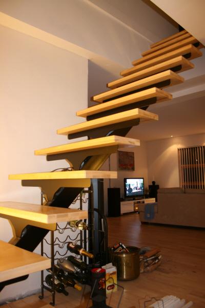 Opsadlet indend�rs st�ltrappe m. tr�trin: Monteret trappe best�ende af: Centervange i firkantprofil med b�ringer for trin.Pulverlakeret i standard RAL kode Sort. Trappetrin type ASK 40 mm. 13 trin + repos. UDEN gel�nder.