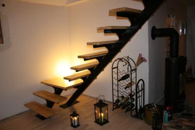 Opsadlet indend�rs st�ltrappe m. tr�trin: Monteret trappe best�ende af:: Centervange i firkantprofil med b�ringer for trin.Pulverlakeret i standard RAL kode Sort. Trappetrin type ASK 40 mm. UDEN gel�nder. 