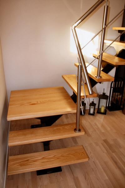 Indend�rs st�lgel�nder p� tr�trin: Opsadlet indend�rs st�ltrappe. Gel�nder en side, totalh�jde 900 mm, Gel�nderv�rn, 2 stk. rustfri medl�bere: H�ndliste Crosinox rustfrit st�l 42 mm. Balustre Crosinox rustfrit st�l 42 mm, monteret direkte p� tr�trin med fodplade. 