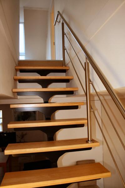 St�l Gel�nder p� St�ltrappe m. repos og Tr�trin: Opsadlet indend�rs st�ltrappe. Gel�nder en side, totalh�jde 900 mm, Gel�nderv�rn, 2 stk. rustfri medl�bere: H�ndliste Crosinox rustfrit st�l 42 mm. Balustre Crosinox rustfrit st�l 42 mm, monteret direkte p� tr�trin med fodplade. Monteret trappe best�ende a13 trin + repos. 