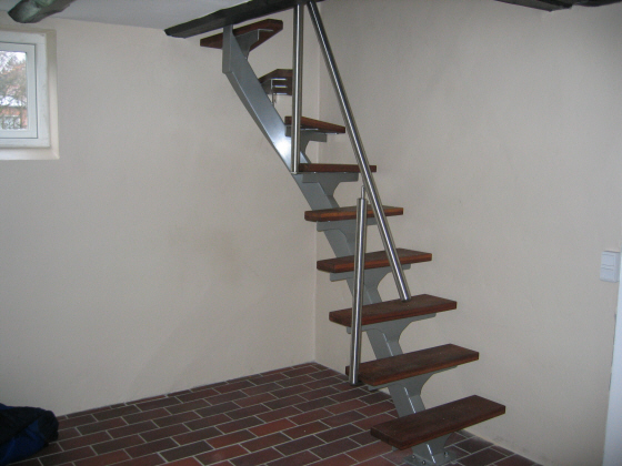 Montering af: Balustre,gelnder rkvrk.Trappe: kvartsving opsadlet, trappetrin af massiv hrdttr . Pulverlakeret.