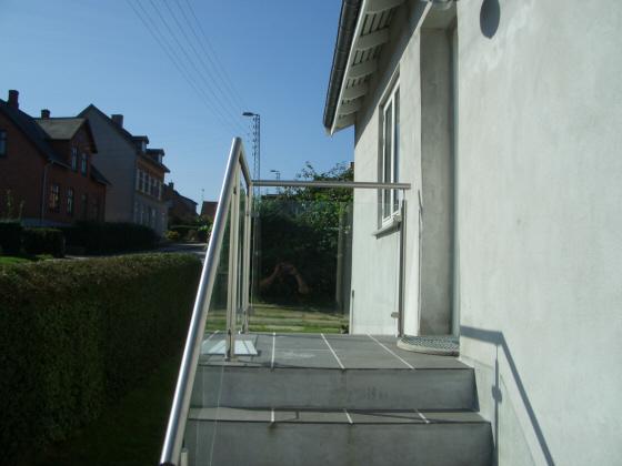 Trappe: Indgang gel�nder,r�kv�rk crosinox glasv�rn. Crosinox udend�rs trappegel�nder r�kv�rk: Ballustre,+ medl�ber,h�ndliste i rustfrit st�l,V�rn af lamineret sikkerhedsglas.SALG & Montering.