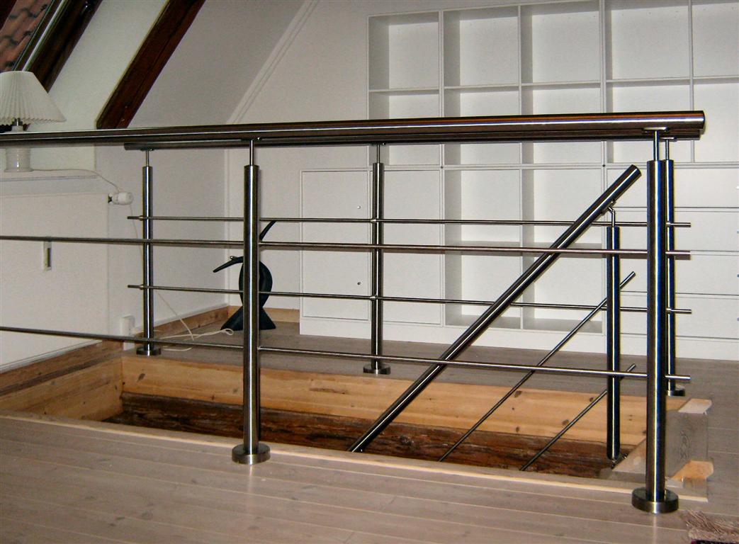 Indendørs trappe Crosinox: Montering af trappe- gelænder rækværk og håndliste i rustfrit stål. 