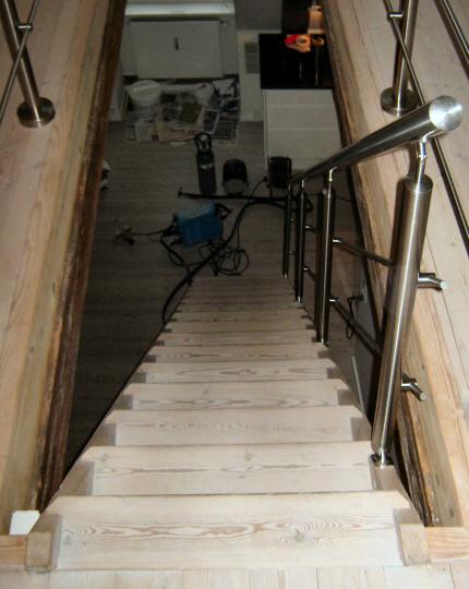 Trappegelænder: Indendørs montering af trappe- gelænder rækværk og håndliste i rustfrit stål.