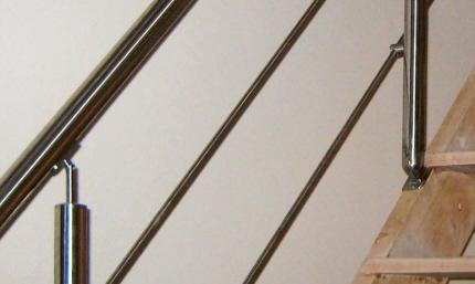 Trappegelænder balustre, monteret med specielle lodret fæstede balusterbeslag, der giver mulighed for montering oven-på træ-trappevanger.