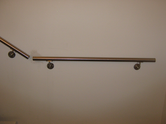 Montering af:Crosinox Trappev�g gel�nder, r�kv�rk: H�ndlister i rustfrit st�l.