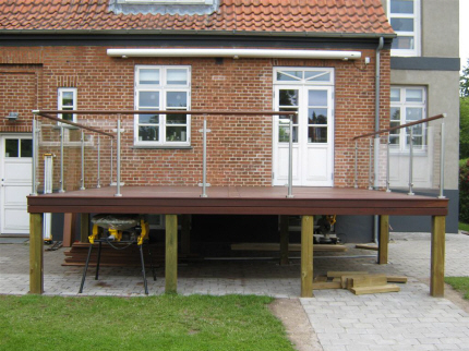 Rkvrk-baluster i rustfrit stl med glasvrn af hrdet glas og hndliste i tr.