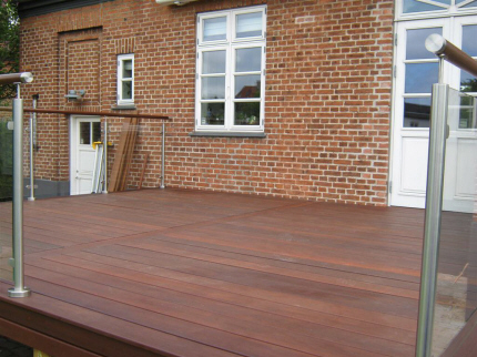 IPE hrdttr Terrasse med rkvrk i rustfrit stl og glasvrn.