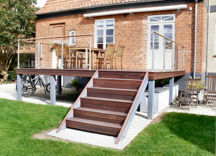 Tr�terrasse forsynet med crosinox rustfrit st�l r�kv�rk system med r�kv�rk v�rn af laminiret h�rdet sikkerhedsglas. R�kv�rk h�ndliste er 45 mm mahogny.