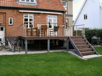 Crosinox  rustfrit r�kv�rk, gel�nder system: Tr�terrasse forsynet med crosinox rustfrit st�l r�kv�rk system med r�kv�rk v�rn af laminiret h�rdet sikkerhedsglas. R�kv�rk h�ndliste er 45 mm mahogny.
