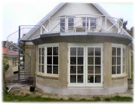 Montering af Galvaniseret og Hvidlakeret terrassegelænder, opsætning af galvaniseret spindeltrappe