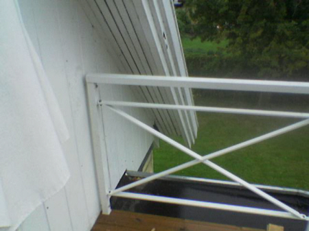 Montering af Galvaniseret og Hvidlakeret terrassegelænder, gelænderstolper og håndliste i firkant stålrør.