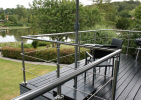 Design-Gel�nder, med �ben v�rn af gennemg�ende vandrette rustfri st�l st�nger.Her med gennemg�ende forl�b p� udvendig baluster-side.