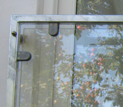 Fransk Altan i 30x30 galv. Firkantrr, m. galv. glasholdere for lamineret sikkerhedsglas, monteret direkte p facade. Der er ikke huller i glasset men indlagt gummi-klodser i glasholdere. 