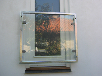 Fransk Altan enkeltdr-modul i 30x30 galv. Firkantrr, med sikkerhedsglas, monteret direkte p facade.