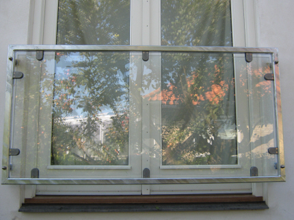 Fransk Altan dobbelt-dr-modul i 30x30 galv. Firkantrr, med lamineret sikkerhedsglas, monteret direkte p facade.
