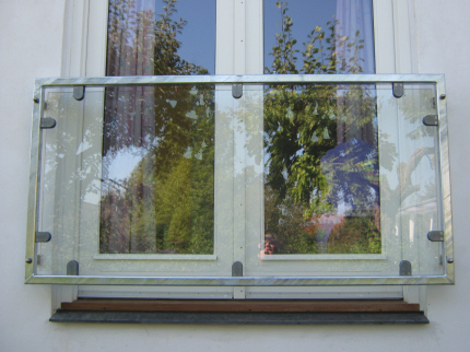 Fransk Altan / rkvrk: Dobbelt-dr-modul i 30x30 galv. Firkantrr, med lamineret sikkerhedsglas, monteret direkte p facade.