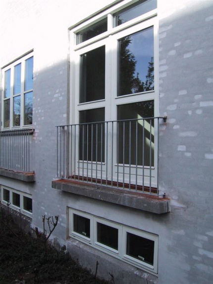 Fransk Altan-gitre udfrt i traditionel galvaniseret stl, monteret p mur.