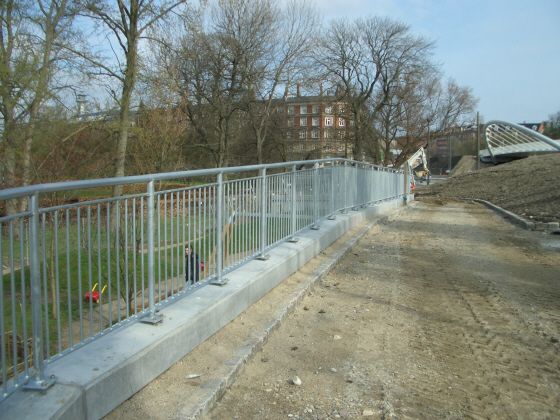 Galvaniseret Udendrs Rr-gelnder rkvrk af 43 m stlrr, vrn i sektioner af 12mm lodrette stl stnger: