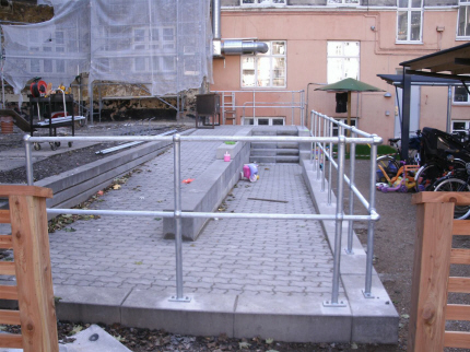 Park-Gelnder er frdige balustre med gennemfringer i kuglefacon, hvori hndliste-rr og knliste-rr fastgres. Til Park-Gelnder hrer 3 standard Park-Gelnder balustre, Septre: enkelt kugle, - dobbelt kugle eller 3 kugler. De tre typer Park-Gelnder balustre, Septre, fs ogs skrtstillet til f.eks. trappelb.