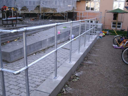 Park-Gelnder er frdige balustre med gennemfringer i kuglefacon, hvori hndliste-rr og knliste-rr fastgres.